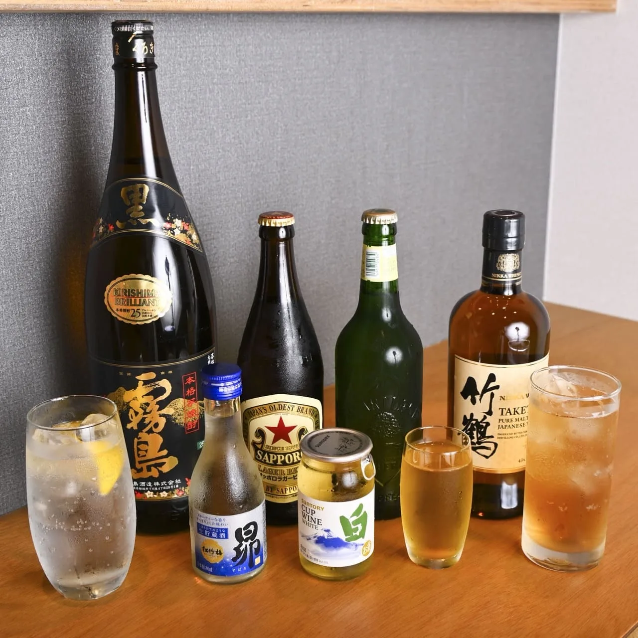 焼酎や日本酒のボトルとグラスが並ぶ夜の一杯