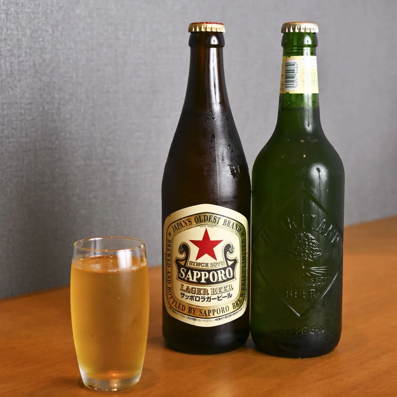 グラスに注いだビールと瓶ビール
