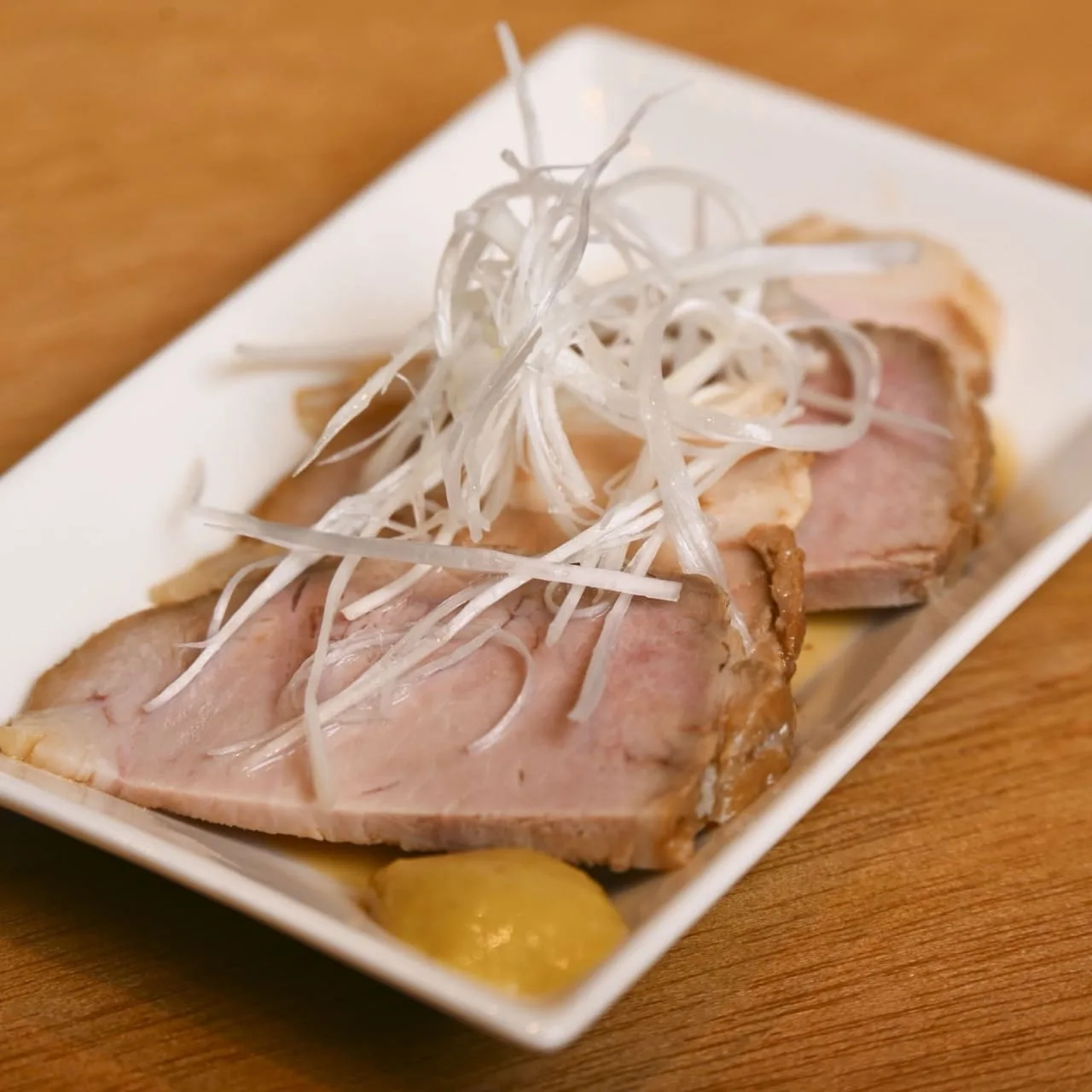 白髪ねぎをのせた自家製ネギチャーシュー
