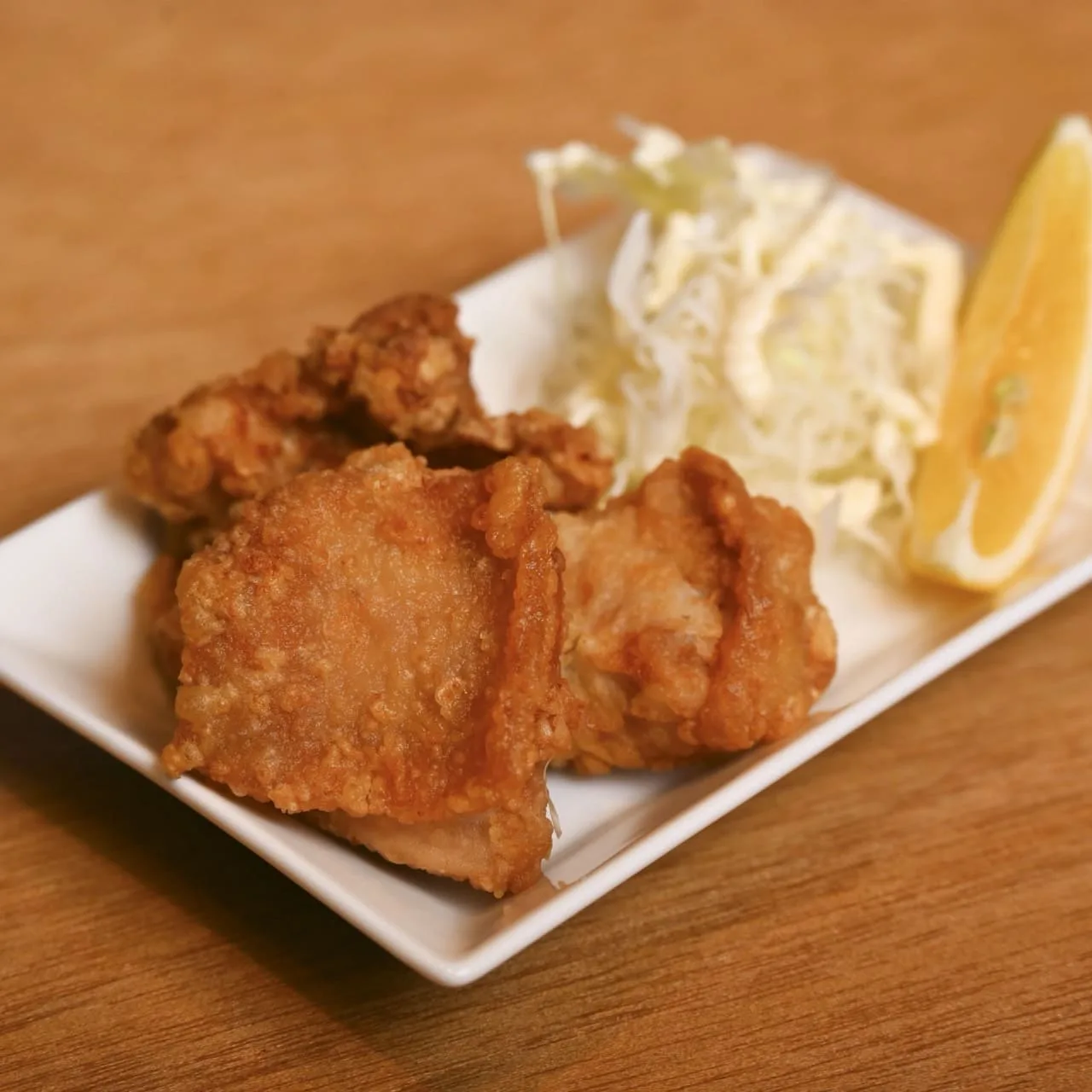 レモンとキャベツを添えた鶏から揚げ